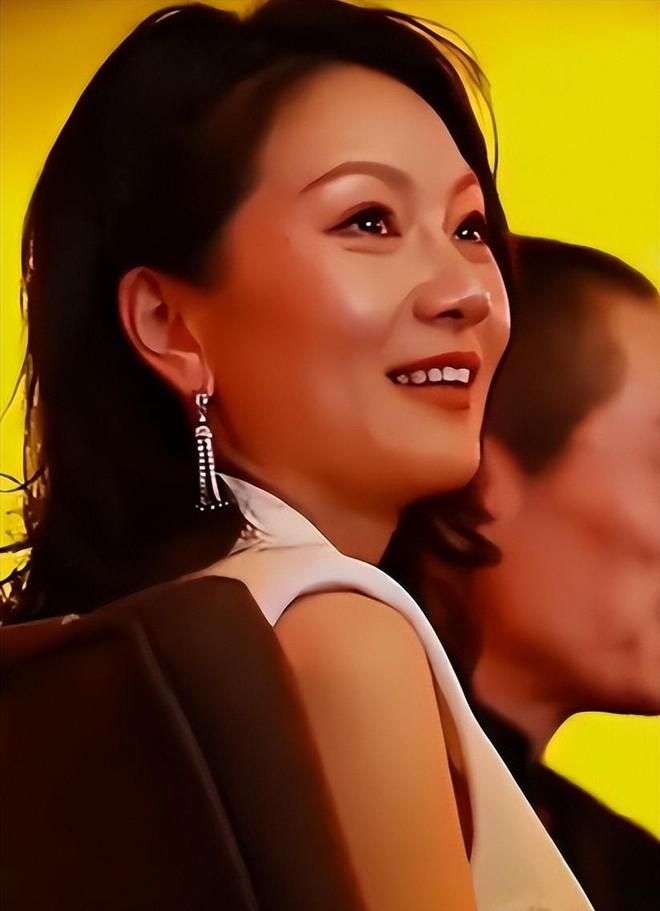 他是周苏红现任丈夫，大她8岁是有名富商，主动照顾汤淼已13年
