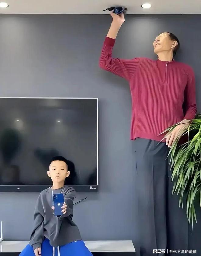 上海男篮抵沪！众人接机，李弘权开心，卢伟洛夫顿淡定，白边圈粉