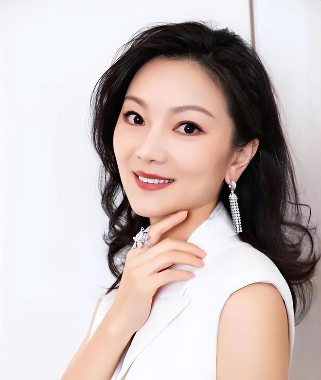 他是周苏红现任丈夫，大她8岁是有名富商，主动照顾汤淼已13年