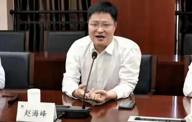 “李小萌”太丰满了，穿背心都兜不住好身材，难怪直男都喜欢她