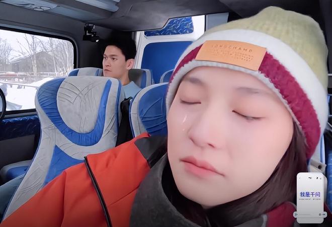 她是敬一丹女儿,不顾反对嫁英国人,如今母亲追悼会未见丈夫身影
