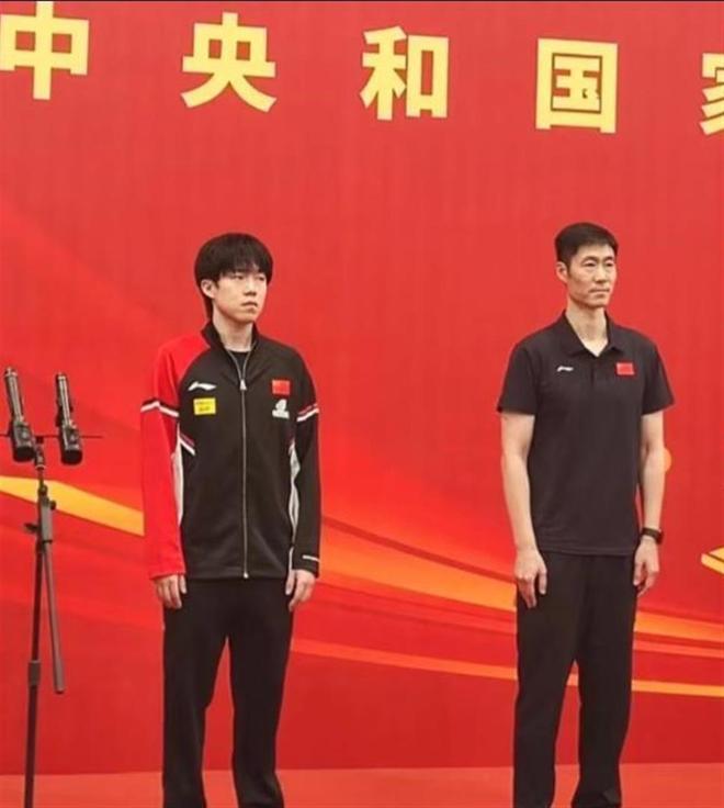 有KTV的列车火了，客服：包厢点唱68元一小时，小包可容纳3人；车内还有棋牌室，收费80元一小时
