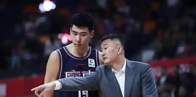 男篮最可怜国手!2米26徐昕坐穿板凳两场仅打28秒,请假暂别冲NBA
